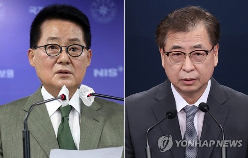 박지원(왼쪽) - 서훈[연합뉴스 자료사진]